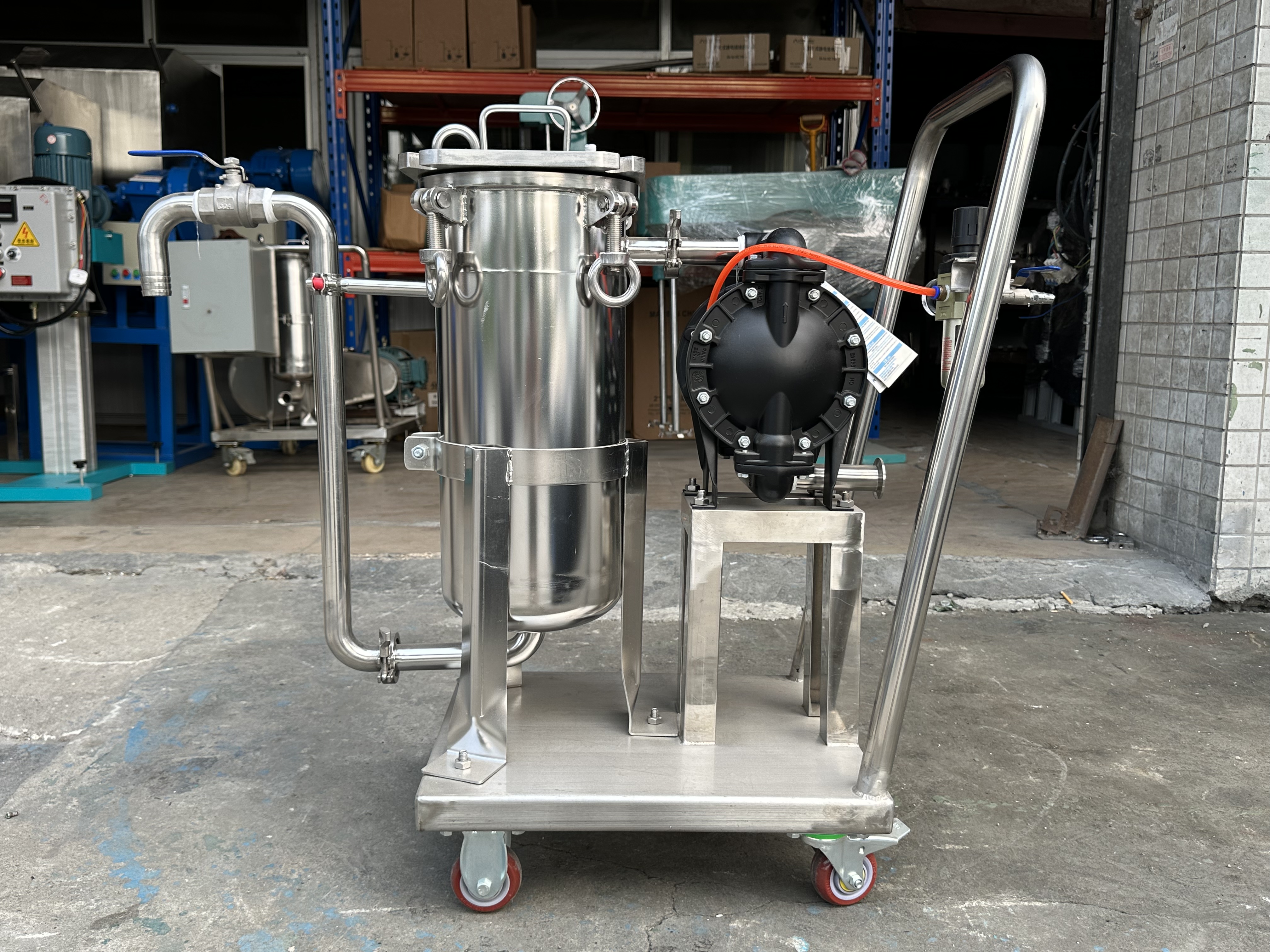 袋式過濾機(jī)主要有過濾缸筒體、過濾缸蓋和快開機(jī)構(gòu)、不銹鋼袋加強(qiáng)網(wǎng)等主要部件組成。