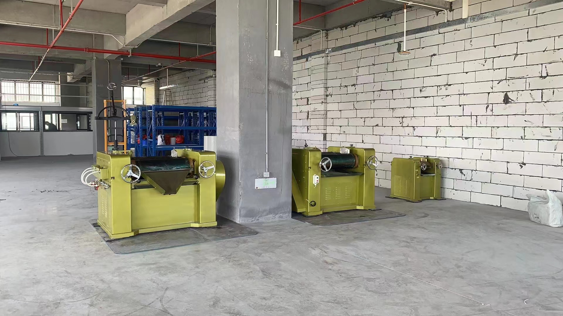 廣州市奮宏化工有限公司S-260 三輥研磨機采購方案(圖1)