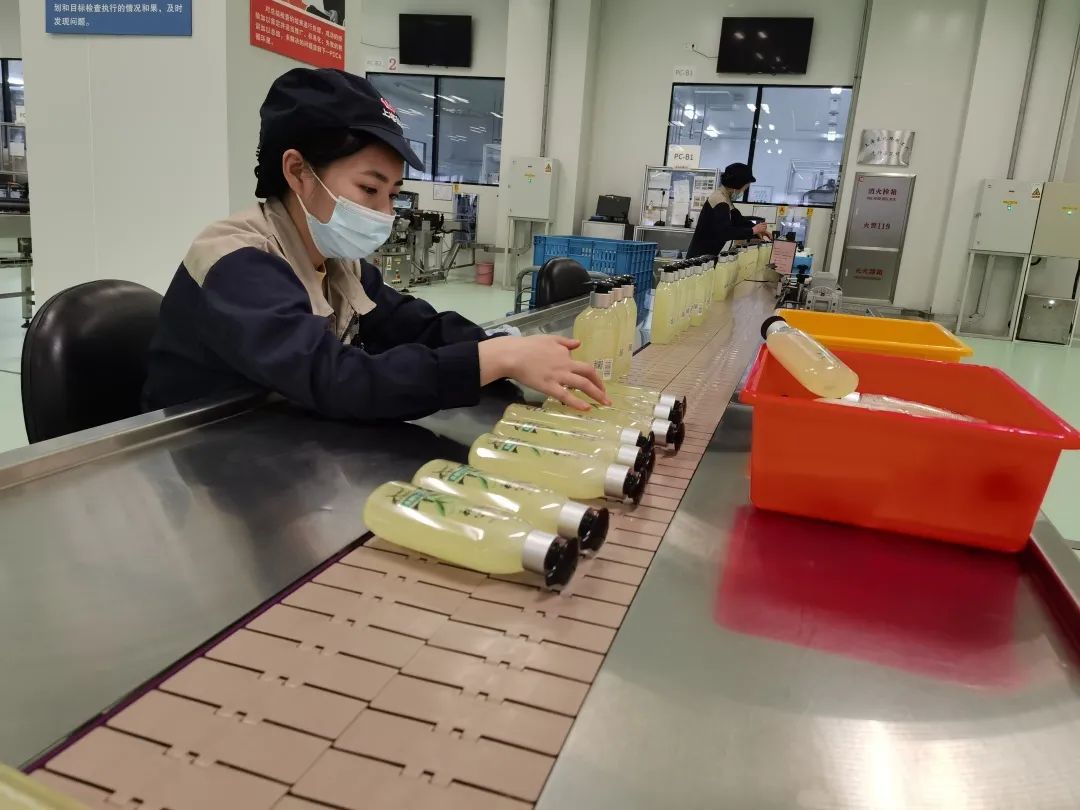 沐浴露又稱沐浴液、沐浴乳，是沐浴時使用的一種液體清潔劑，通常裝在泵式容器中，只需要通過下壓即可使用。 相比傳統(tǒng)的固體皂，具有不接觸手、非常干凈等的優(yōu)點