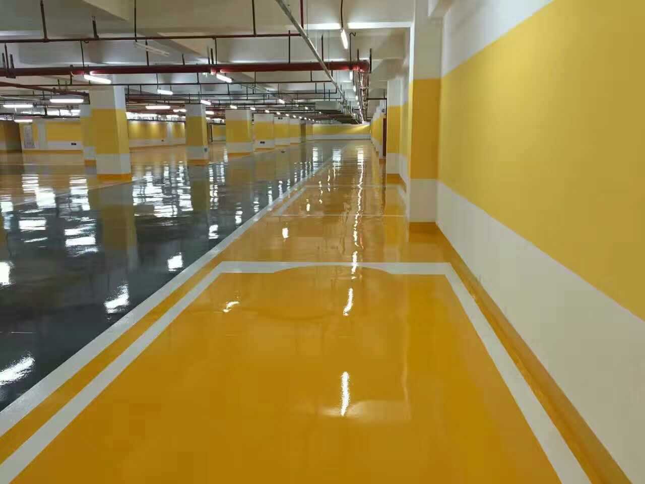 環(huán)氧樹脂地坪漆有耐磨、耐腐蝕、耐油污、耐重壓、表面光潔的特點。